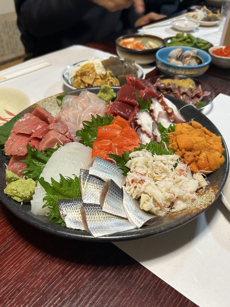 hatsu823's tweet photo. 築地の海鮮酒場「はじめ鮮魚店」は全員行ってほしいくらいのレベル高いお店だった。
1階は立ち飲み、2階はまるで実家のような畳の貸し切りスタイル、14名から。
5,500円で2.5時間飲み放題コースがコスパ異常。
前菜盛り合わせにはホタルイカ、ぶりんぶりんの牡蠣、お刺身は9点盛りで中トロに雲丹など豪華すぎ。〆のご飯までガッツリ食べて、セルフ飲み放題も楽しくて、最高。第二の実家にしたい…