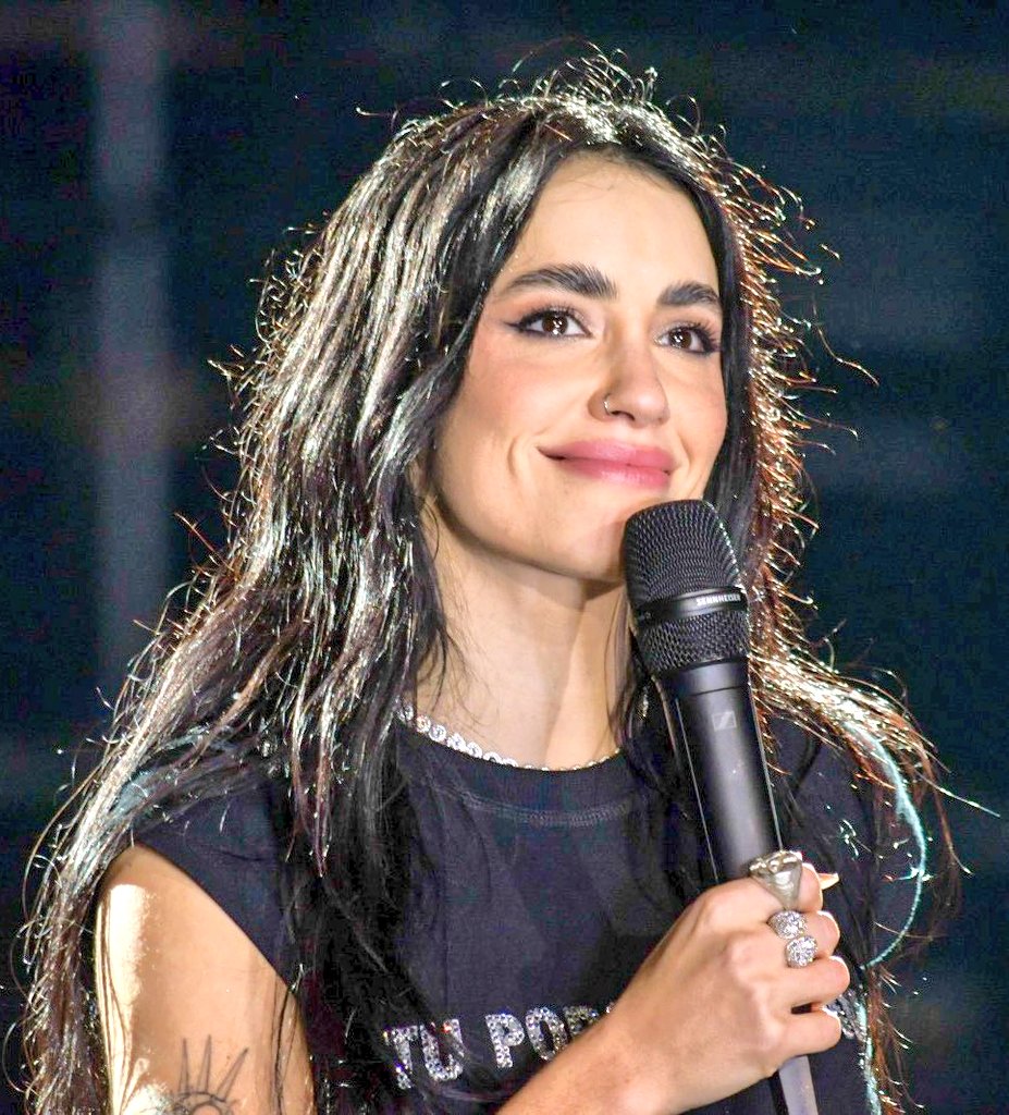 Lo mucho que ella merece todo lo hermoso que le está pasando después de aguantar tanta mierda injusta ❤️‍🩹