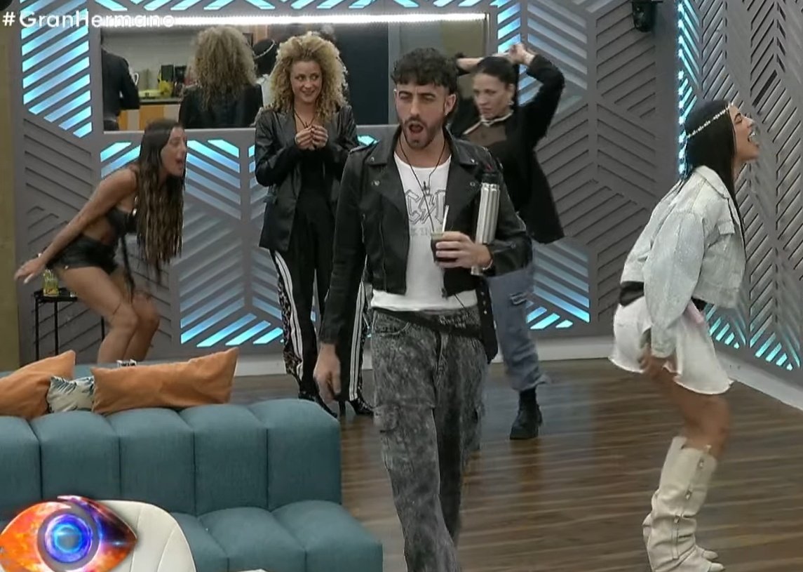 otr0hater's tweet photo. Duró poco este grupo pero fue el más picante de la edición y solo queda uno💔

#GranHermano https://t.co/44mCDVYmQC