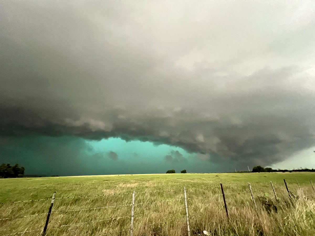 AdamCuker's tweet image. Big tornado warned supercell that moved through the Texas hill county today.