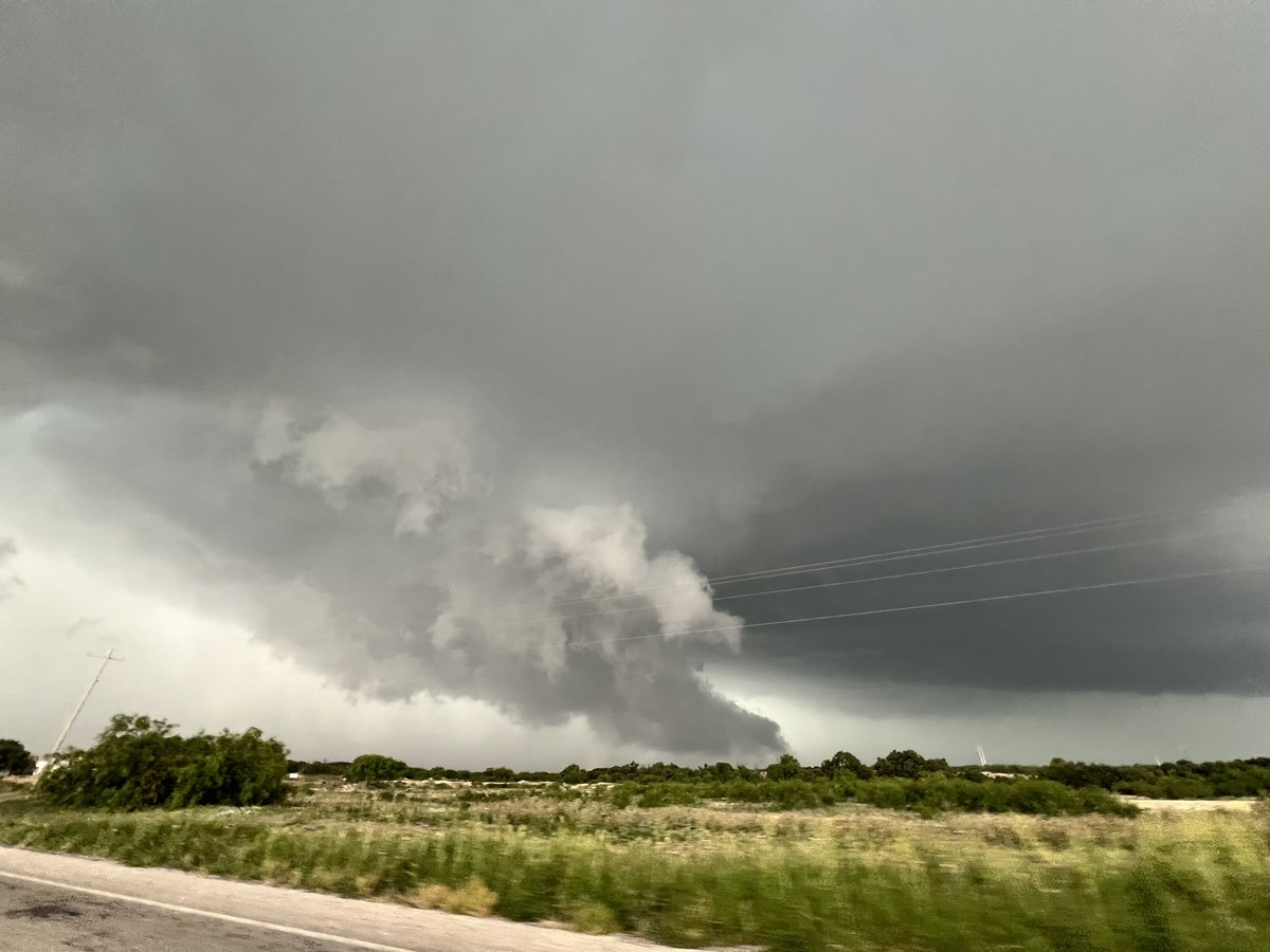 AdamCuker's tweet image. Big tornado warned supercell that moved through the Texas hill county today.
