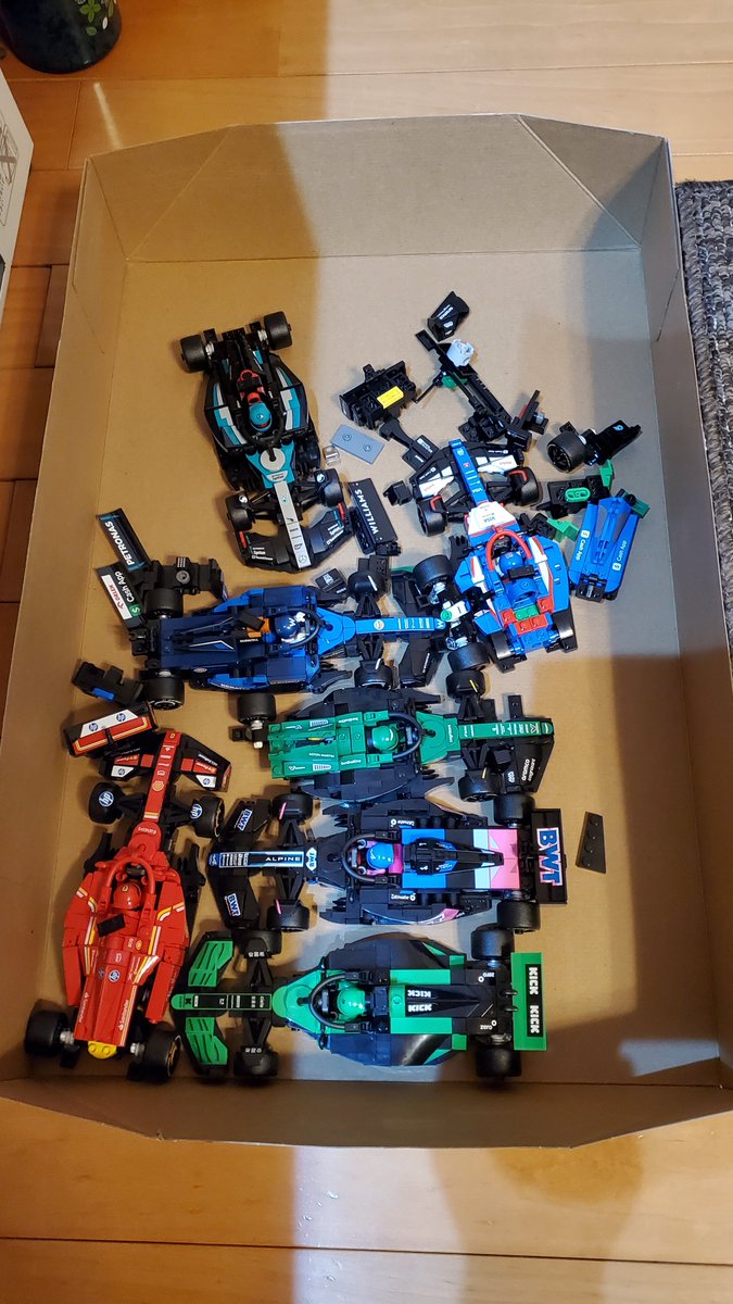 xjpsak's tweet photo. レゴF1、壁掛けしてたらフレーム側のフックの掛かりが浅くて傾いてしまい多重クラッシュ発生した感じでバラバラになった。生き残ったのは10台中3台だけ https://t.co/zXg6z59e4u
