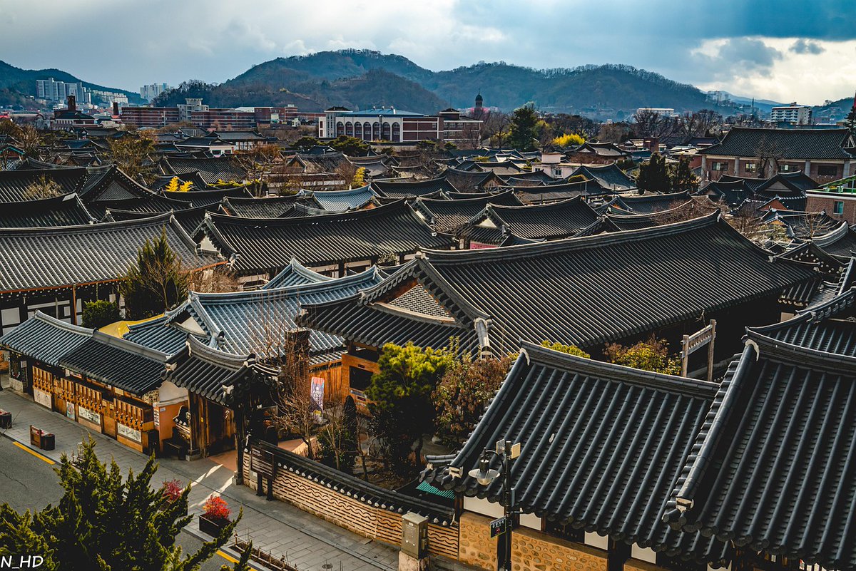 Master3Language's tweet image. 🏡✨ Step into the charm of Jeonju Hanok Village, where history and tradition come to life! 

■Learn Korean in a fun &amp;amp; small group class with a native teacher! bit.ly/KoreanGroupCla…
■Source: pixabay.com

#JeonjuHanokVillage #TraditionMeetsModern #HanokHomes