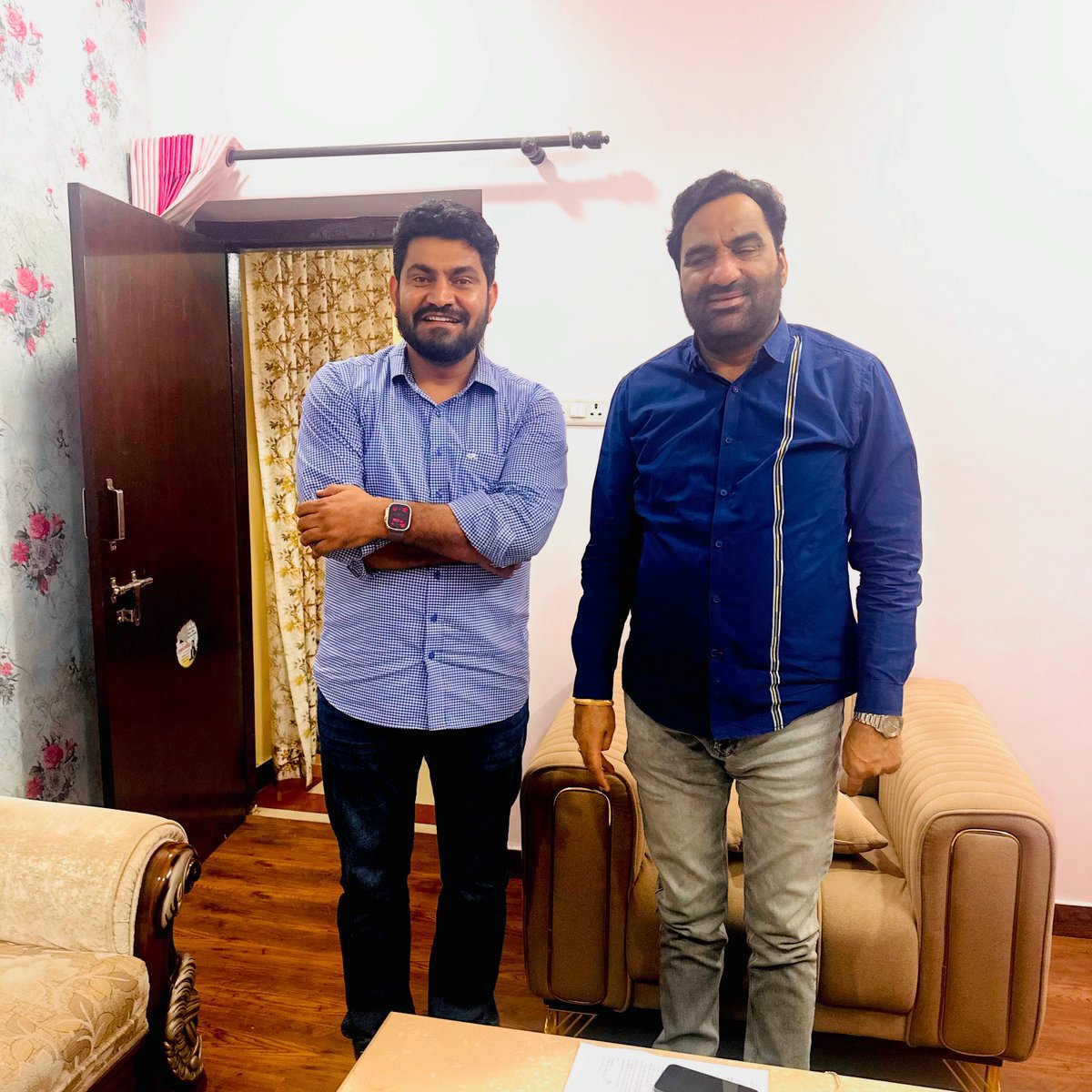 VijayBeniwal_'s tweet photo. मिलकर देखो कैसा है वो औरों जैसा नहीं ….
बड़े भाई जैसा है वो 🤗🤗
—————————
@hanumanbeniwal https://t.co/QTRnGBJyCr