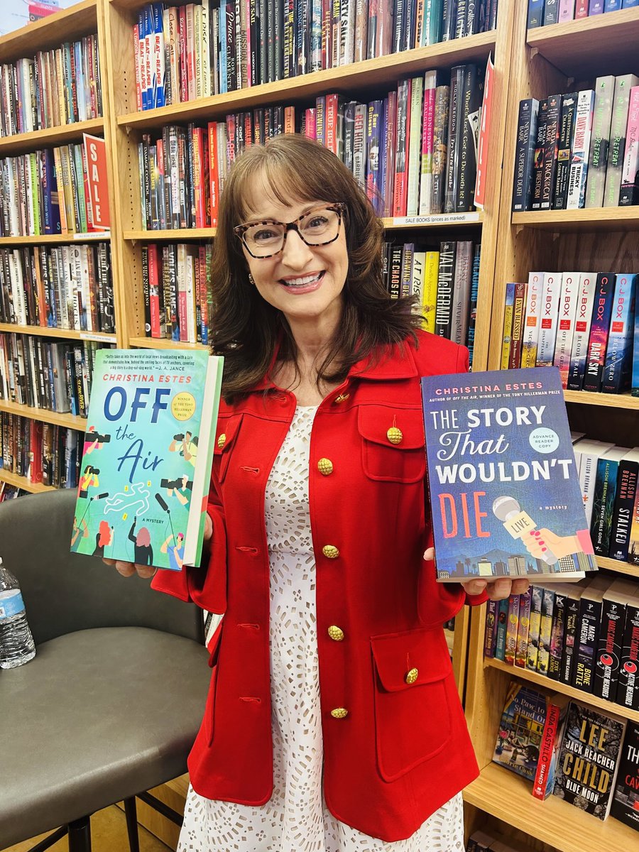 Thank you ⁦<a href="/PENamerica/">PEN America</a>⁩ Arizona Chapter and <a href="/spj/">ⵜ</a> Phoenix for hosting journalists turned authors. Special thanks to @poisonedpenbookstore for accommodating a fantastic audience and staying open later for us Saturday! 
📷🧥❤️