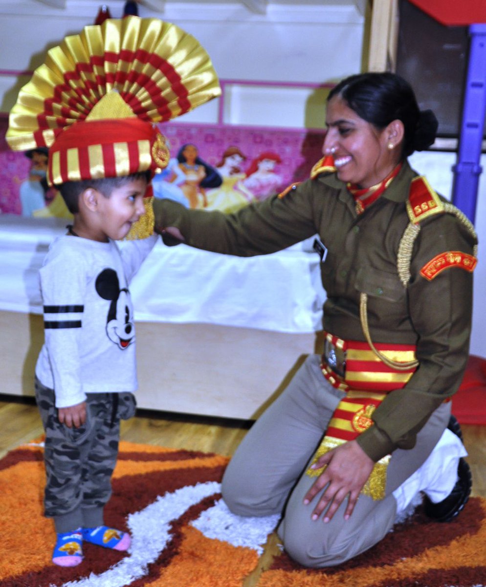 Paramilitary_in's tweet photo. एक एसएसबी जवान की माँ का प्यार अटूट होता है; 
वह अपने बच्चों के लिए हर तूफान से लड़ती है। उनकी वीरता और बलिदान में भी ममता की गर्माहट बनी रहती है, जो उनके बच्चों को हमेशा साहस और प्रेम की राह दिखाती है।

#SSB
#motherslove
#picoftheday 
#SSBjawan
@SSB_INDIA https://t.co/liUehK8E1i