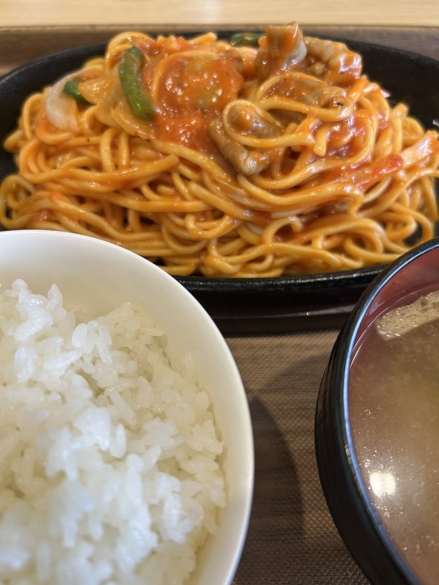 お疲れ様です。

今日は圏央道厚木パーキングで

ホルモンナポリタン定食？を食べました。

味のコメントは難しいです🤣