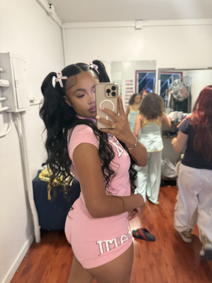 app.fanfix.io/@brooklynqueen just click the link so u can see more 😋