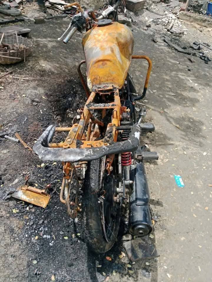 Savit12's tweet image. These photos are from #Bangladesh. 

Islamists burnt down a Hindu majority village in #Abhaynagar Upazila of #Jessore district. 

Now, more than 500 Hindu minorities have become homeless. 

Bangladesh Govt has not provided any help to the persecuted Hindu minorities.