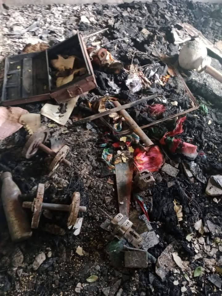 Savit12's tweet image. These photos are from #Bangladesh. 

Islamists burnt down a Hindu majority village in #Abhaynagar Upazila of #Jessore district. 

Now, more than 500 Hindu minorities have become homeless. 

Bangladesh Govt has not provided any help to the persecuted Hindu minorities.