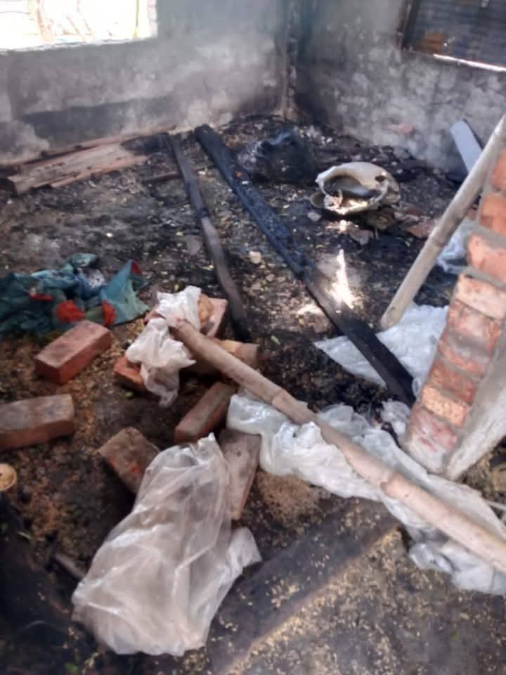 Savit12's tweet image. These photos are from #Bangladesh. 

Islamists burnt down a Hindu majority village in #Abhaynagar Upazila of #Jessore district. 

Now, more than 500 Hindu minorities have become homeless. 

Bangladesh Govt has not provided any help to the persecuted Hindu minorities.