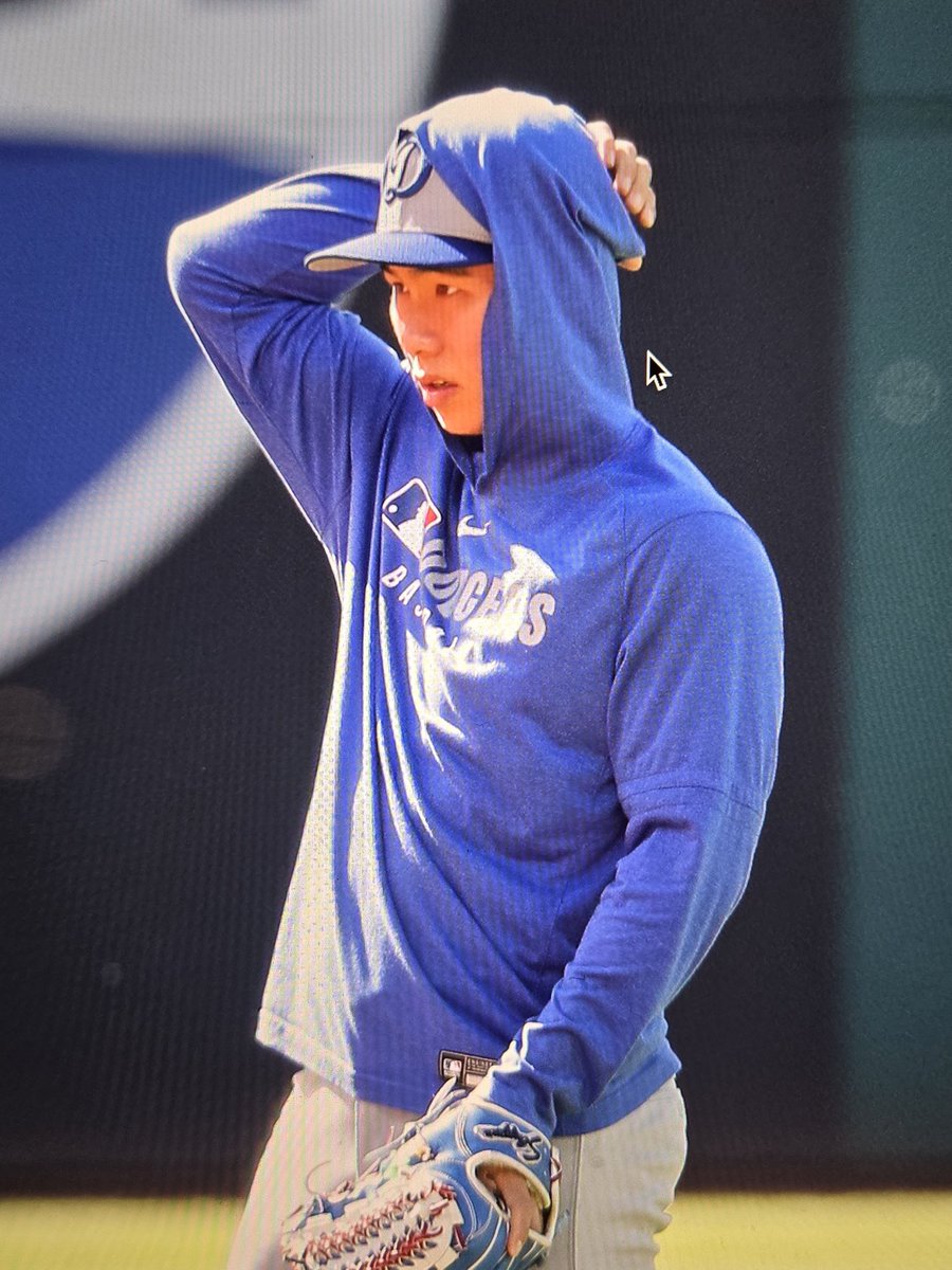 for_dodgers6's tweet photo. 태양을 피하고 싶었던 야선..☀️ https://t.co/bnJDhO64WC