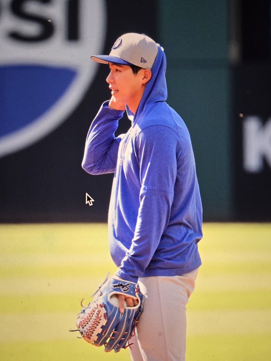 for_dodgers6's tweet photo. 태양을 피하고 싶었던 야선..☀️ https://t.co/bnJDhO64WC
