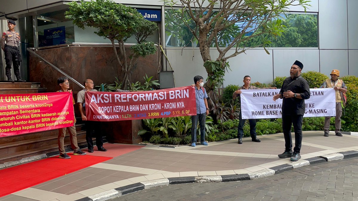 suaradotcom's tweet photo. Kantor BRIN digeruduk pegawainya sendiri hari ini. Sejumlah ASN BRIN menuntut Kepala BRIN Laksana Tri Handoko dipecat!

-THREAD UPDATE- https://t.co/X2Om9RAEMm