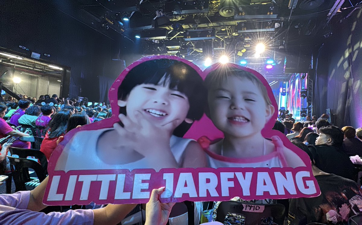 yveslaureent's tweet photo. it makes me genuinely happy to see fellow JF living their lives… busy with work, exploring other fandoms, or simply growing on their own. and yet, ✨ they still carry their love for JF in quiet, meaningful ways. ✨ some are patiently waiting, some are enjoying the present for what it is, and others are still actively supporting jf. no matter the form, the love is still there. and that kind of loyalty is something to be proud of. 💖  #JarFyang