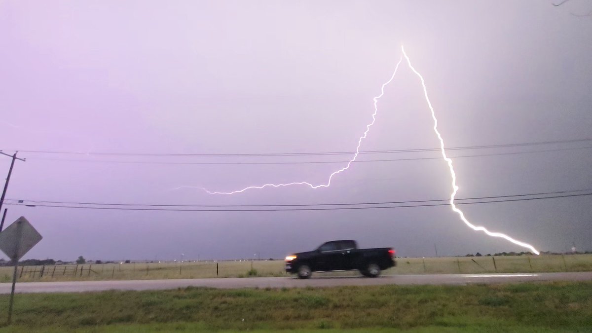 jdavis_wx's tweet image. Got very intense for a bit! Finally able to post my stuff thanks to getting the Wifi back! Caught a couple shots of the insane CGs as well!
Jarrell, TX
8:39PM
#atxwx #txwx #Wxtwitter