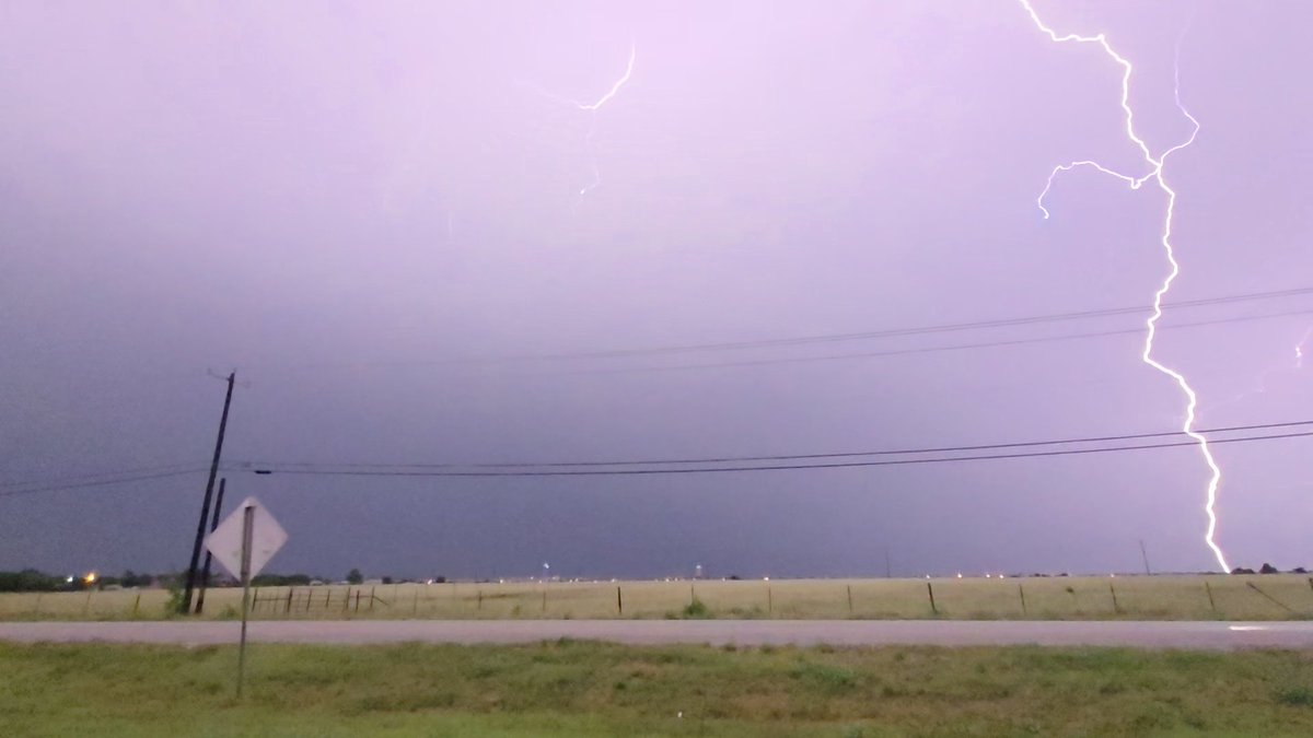 jdavis_wx's tweet image. Got very intense for a bit! Finally able to post my stuff thanks to getting the Wifi back! Caught a couple shots of the insane CGs as well!
Jarrell, TX
8:39PM
#atxwx #txwx #Wxtwitter