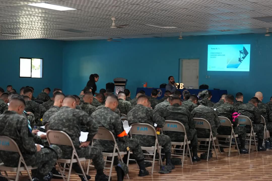 FFAAHN's tweet photo. #FFAA a través de la Escuela de Capacitación de Mandos Intermedios #ECMI, participó en el taller “Trabajo en Equipo” el cual fue impartido por la Cámara de Comercio e Industria de Tegucigalpa (CCIT) y el Instituto Nacional de Formación Profesional (INFOP) con el objetivo de fortalecer la comunicación, inteligencia emocional, motivación, empatía, compromiso e integración de los miembros de la @AereaHn.
#200AñosAlServicioDeLaPatria #EjércitoDeHonduras