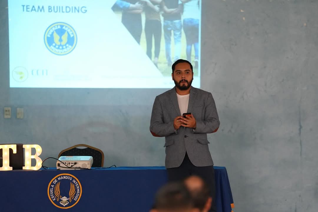 FFAAHN's tweet photo. #FFAA a través de la Escuela de Capacitación de Mandos Intermedios #ECMI, participó en el taller “Trabajo en Equipo” el cual fue impartido por la Cámara de Comercio e Industria de Tegucigalpa (CCIT) y el Instituto Nacional de Formación Profesional (INFOP) con el objetivo de fortalecer la comunicación, inteligencia emocional, motivación, empatía, compromiso e integración de los miembros de la @AereaHn.
#200AñosAlServicioDeLaPatria #EjércitoDeHonduras