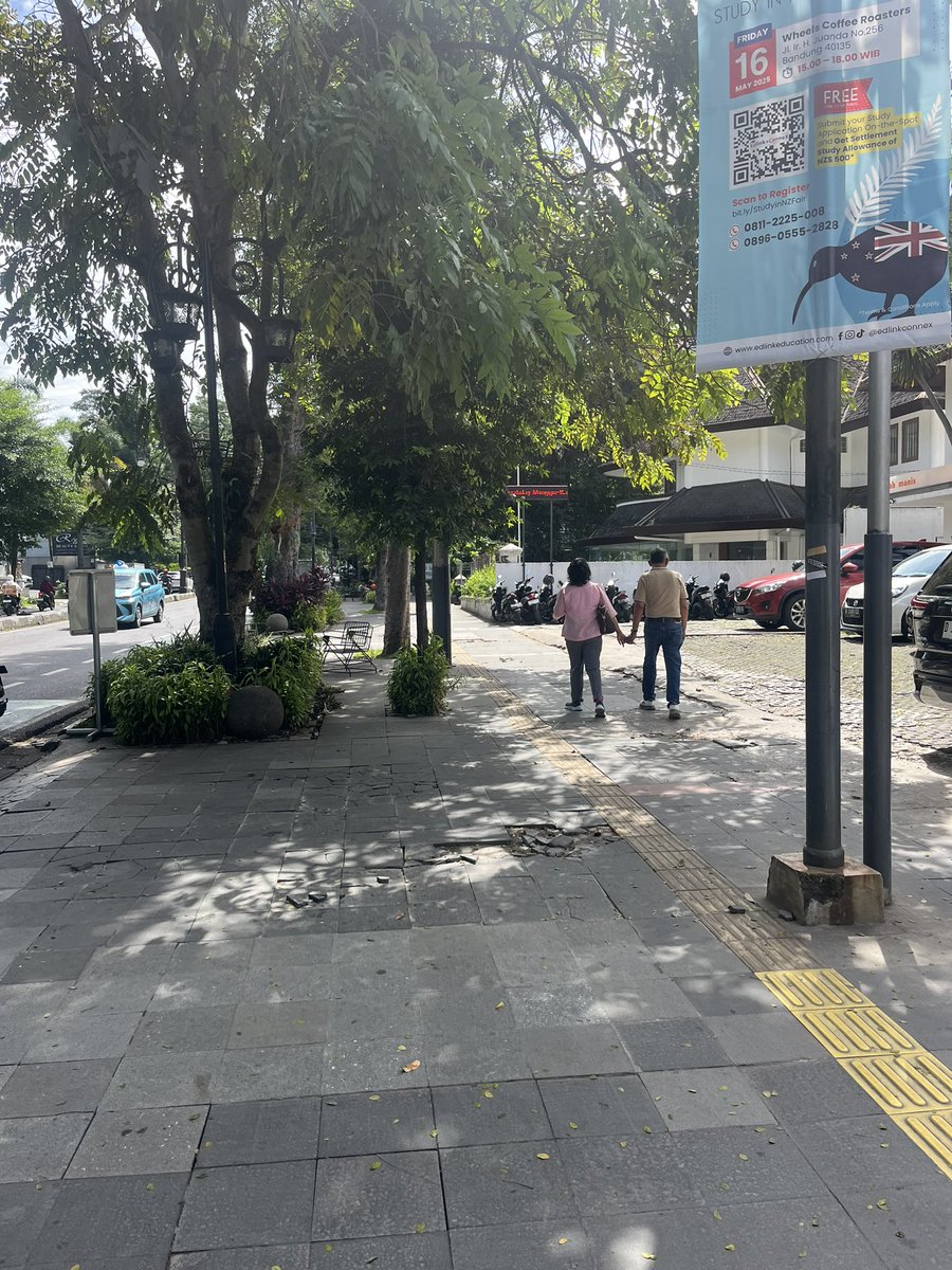 moseics's tweet photo. came across this old couple trs mereka jalannya sambil pengangan kelingking LUCU BANGET #LoveIsNotDead #HopeCore https://t.co/9IRAHI4D17