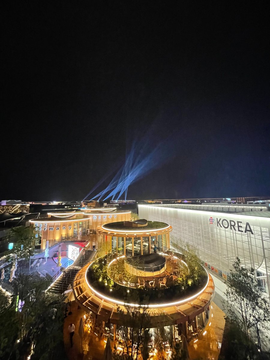 JFP_HANABI's tweet photo. 🎆【花火を観るならココ⁉️ Vol.1】
＼5月31日（土）は、開幕以来“最多来場者数”が予想される一夜…！／

噴水前や大屋根リング南側は大混雑が予想されるため、避けた方が良いかも💦

「分散して安全に、ゆったりと花火を楽しんでほしい」

そんな思いを込めて、JFEの“推しスポット”を今日から数回に分けてご紹介します☺️
（…紹介しすぎると混んじゃうかも？笑）

📍Vol.1【#ドイツパビリオン 上・大屋根リング北側】

パビリオン越しに見る花火は、万博ならではの景色。視界も開けていて、風通しも良く快適です◎
万博らしい写真を撮りたい人には、特にオススメです📷

✅ @JFP_HANABI をフォローして“#推しスポ���ト”をチェック👀✨

🎇「どうしても正面から近くで観たい！」という方へ──
🌊 船上でゆったり楽しめる『観覧クルーズ』も予約受付中👇
 https://t.co/dHDYqvzwEi

🌟あなたの“推しスポット”も、ぜひコメントで教えてください☺️
みんなで安全に、そして楽しく観覧しましょう🎆

#JapanFireworksExpo #万博花火 #夜の万博
#花火大会 #EXPO2025 #大阪関西万博