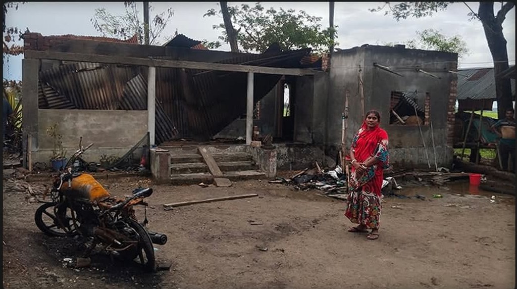 HinduVoice_in's tweet image. #Bangladesh 

A Hindu woman is standing in front of her burnt house in Dhar Moshiyahati village of #Abhaynagar Upazila of #Jessore district. 

Islamists burnt the entire village.