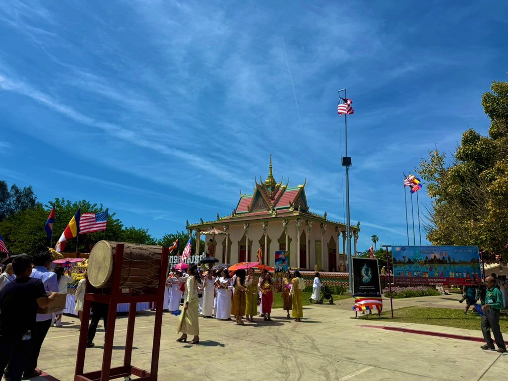 fresno_nishi's tweet image. Abbot Bunthon Say invited me to participate the Mahā Visākha Pūjā, hosted by the Cambodian Buddhist Monks Society in USA. I joined the special procession with 350 monk friends to celebrate the Visākha. 
#IBAA #Nishihongwanji #FresnoBetsuin #全米仏教協会 #西本願寺 #フレズノ別院