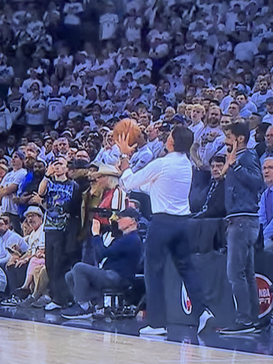 DaigMuse's tweet photo. This would’ve been the most controversial moment in NBA history if the Timberwolves would’ve scored with 0.3 left. https://t.co/j6zw3ncwWO