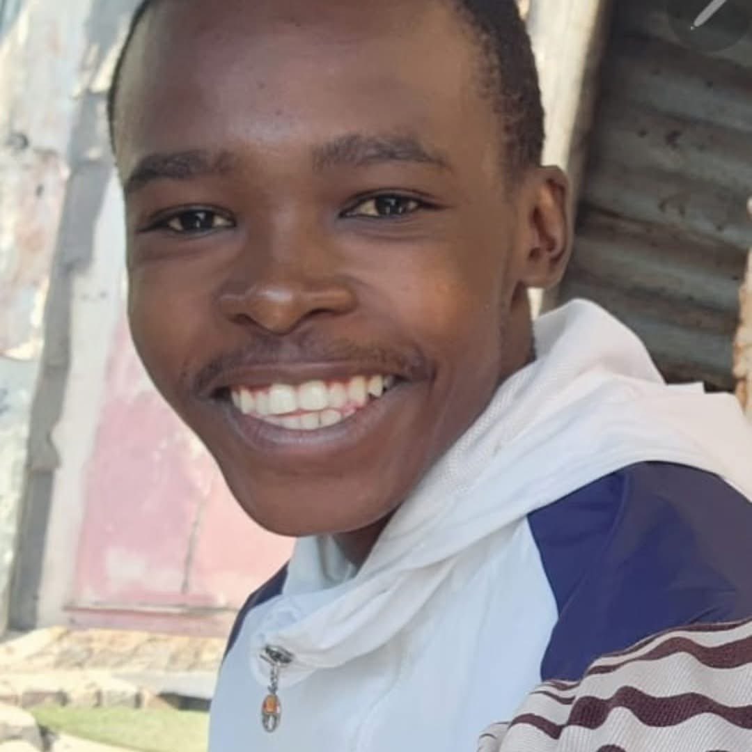 Hell us find Senatla Rannyama. he went missing in Diepsloot Ext 2, Dukuza Street, on Wednesday, 21 05 25

last seen 08:30 that morning. wearing a red jacket, blue jeans, &amp; black All Star sneakers. According to the family, Senatla is autistic 

062 123 7523
083 863 4142