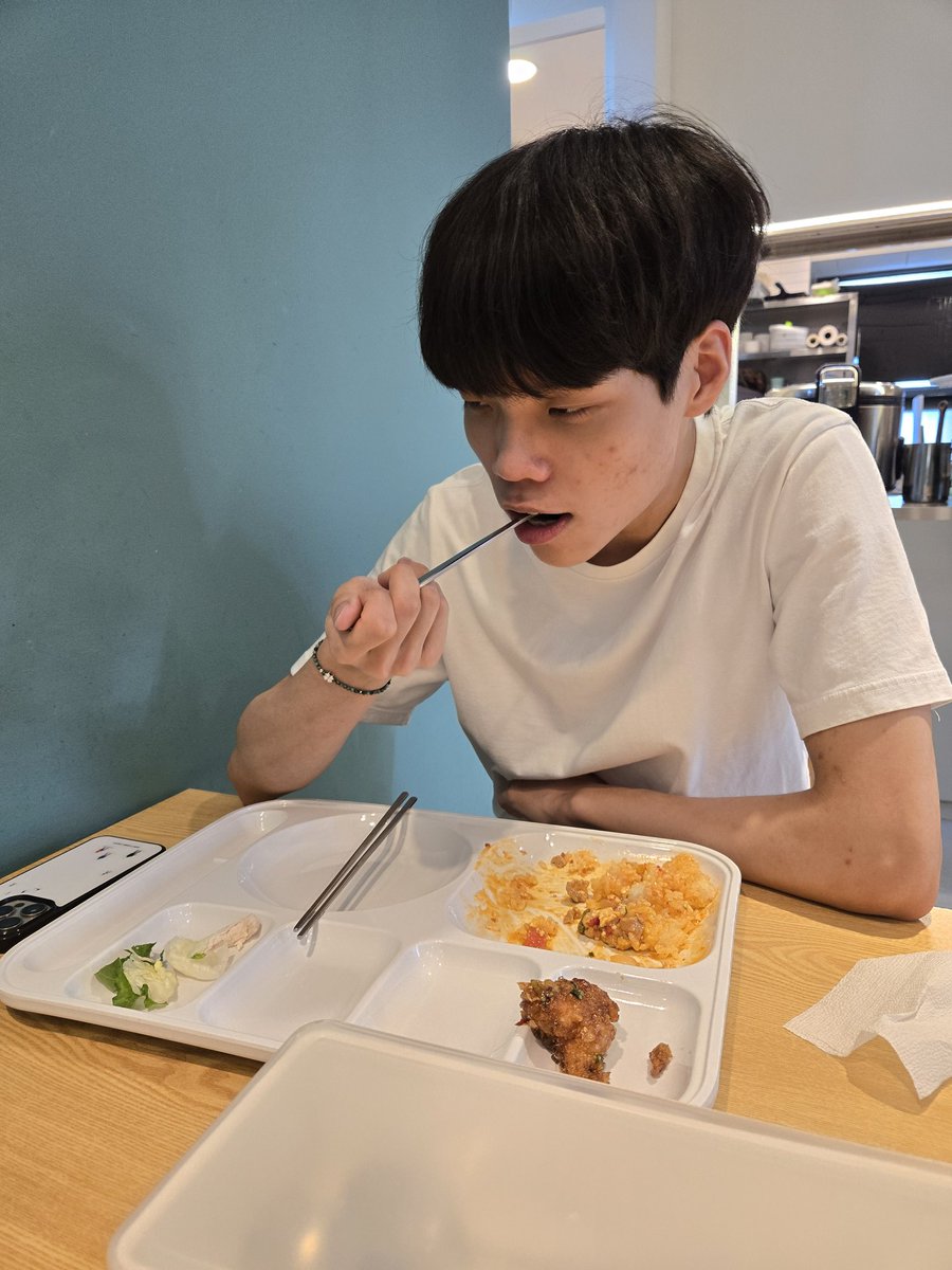 jyjoonlee's tweet image. 5월27일
새우잡이 끌려와서 식사중인 시우 선수.
선수들 가족분들 안심하실수 있게 사진을 자주, 많이 찍어서 업로드 해야겠다는 생각을 했습니다.
막 기상해서 훈련전에 많이 먹히지 않는다는 후문입니다.
#dpluskia #wherelegendsareborn #dksiwoo
