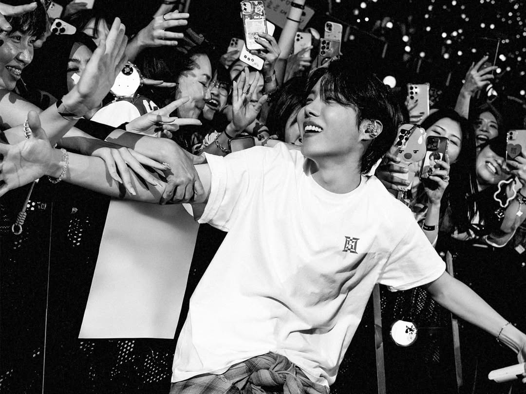 ArmysVedic's tweet photo. JHOPE on INSTAGRAM

j-hope Tour. HOPE ON THE STAGE. Taipei. Day2

#JHOPE #JHOPE_BTS #Hoseok #JungHoseok 
1/3 https://t.co/yVh7i4kr7A