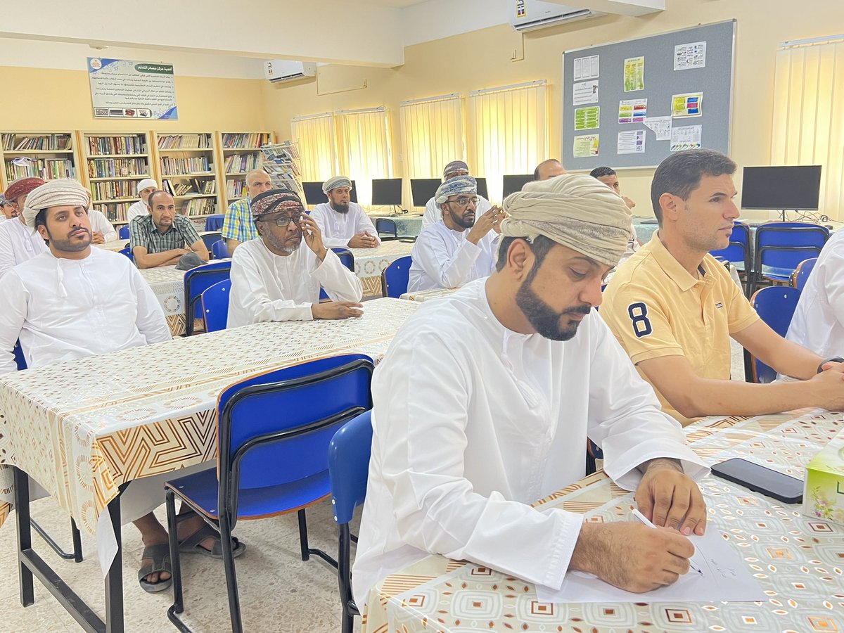 قدم الأستاذ عماد العلوي معلم أول مادة الكيمياء ورقة عمل في الإنماء المهني بعنوان ( مهارات التعلم من أجل المستقبل ) وذلك بمركز مصادر التعلم واستهدفت معلمي المدرسة .#تعليم_مستدام @edugovssq @edugovoman