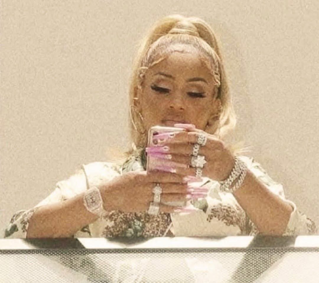 faiththegemini's tweet image. me holding up the line because I forgot to unlock my debit card…