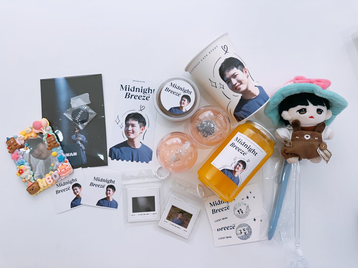 🎂 카페 모모이

들어가면 벽에 일직선으로 좌르륵 있는 액자사진들 다 너무 예쁘고귀엽고멋있는짼으로 도배되어 있어서 넘 좋았던💙
티켓사진 넘 좋아하는데 받아서 짱! 가챠가 진짜 도파민쩔어서 뽑다보니 드볼했어요ㅋㅋ 즐겁게 놀다왔습니당🥰

#선선한_5월의_밤바람 #김재환 #KIMJAEHWAN