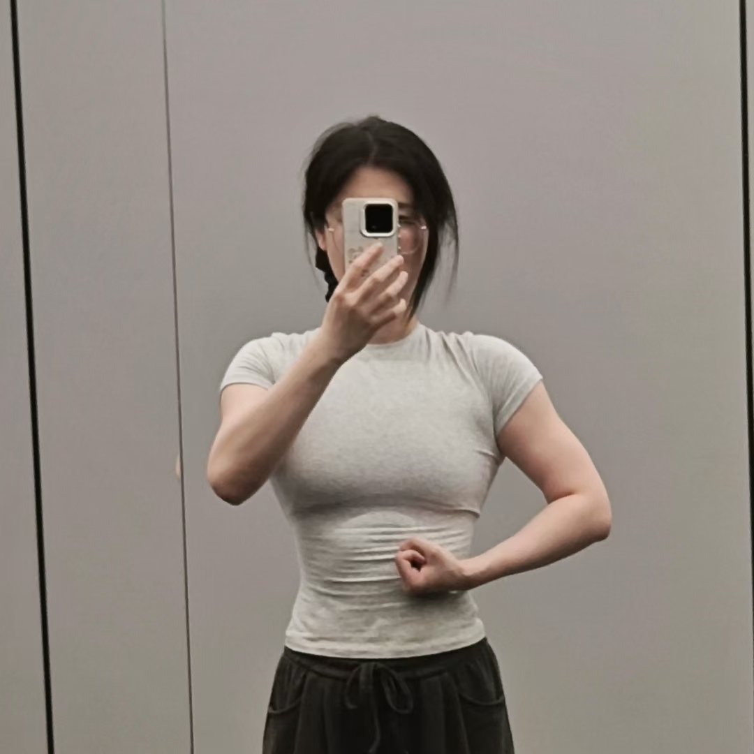 练了一俩月侧平举👌🏻
肩中束好像起来了一点