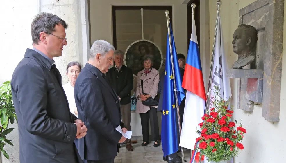 Združeni ob Lipi sprave, Teološka fakulteta in Nova Slovenska zaveza so v Ljubljani pripravili spominsko slovesnost ob 83. obletnici umora prof. dr. 𝐋𝐚𝐦𝐛𝐞𝐫𝐭𝐚 𝐄𝐡𝐫𝐥𝐢𝐜𝐡𝐚.
👉 druzina.si/clanek/lambert…