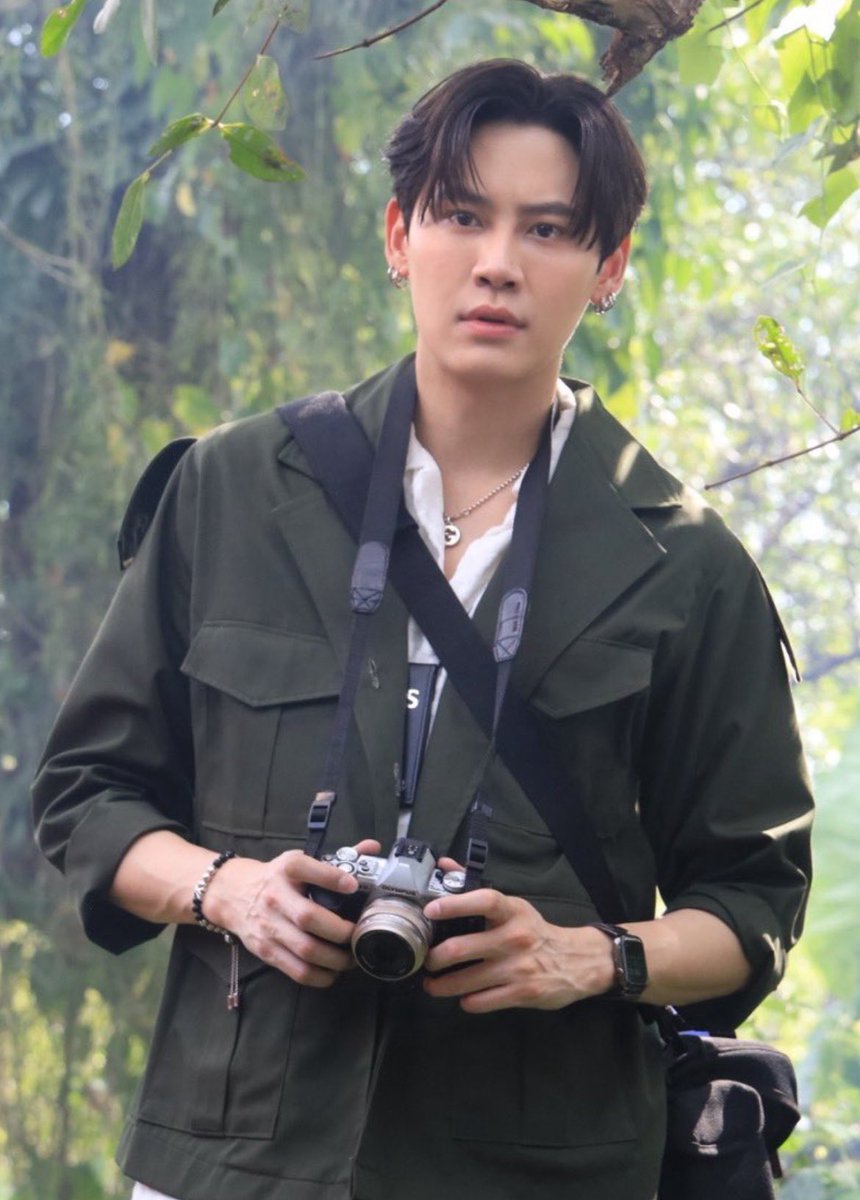 veevee_z's tweet photo. พี่สุดหล่อแวะมาทำข่าวแถวบ้านที 🫠📸💗

#bb0un 
#MelodyOfSecrets https://t.co/muNxxyucYS