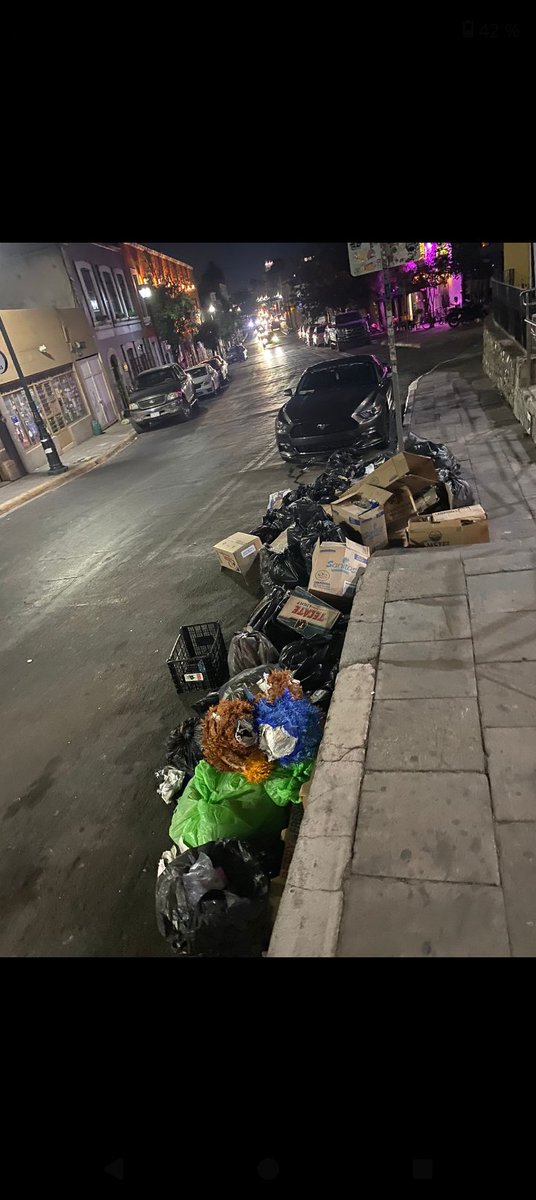jorgenusa7's tweet photo. INCREÍBLE 
Cómo en una zona "muy turística"  seguido está lleno de basura y a parte huele mal.
Muchas opciones para resolverlo..
De por sí no viene nadie a Dgo. Y sin hacer las cosas bien, pues menos!
Resuelvan! @SigloDurango @gobdgo @josejoseantonio @EVillegasV @canal10durango https://t.co/7scEKeDI7n