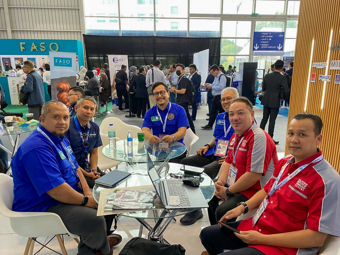 FuturiseMY's tweet photo. Futurise at #LIMA2025! ✈️

From 20 to 22 May, Futurise was proud to be part of @lima_2025_ where we officially launched the Advanced Air Mobility (AAM) Industry Report in collaboration with @mightmalaysia . The launch was officiated by YB Tuan @changlihkang , Minister of @officialmosti .

We also shared a booth with the Civil Aviation Authority of Malaysia (@CAA_Malaysia ), engaging with the public to explore the potential of Advanced Air Mobility and the role Futurise plays as part of the Malaysian AAM Steering Committee.

Thank you to all visitors, stakeholders, and partners who joined us in shaping the future of mobility in Malaysia!

#Futurise #NRS #LIMA2025 #AAM #AdvancedAirMobility #eVTOL #AirTaxi