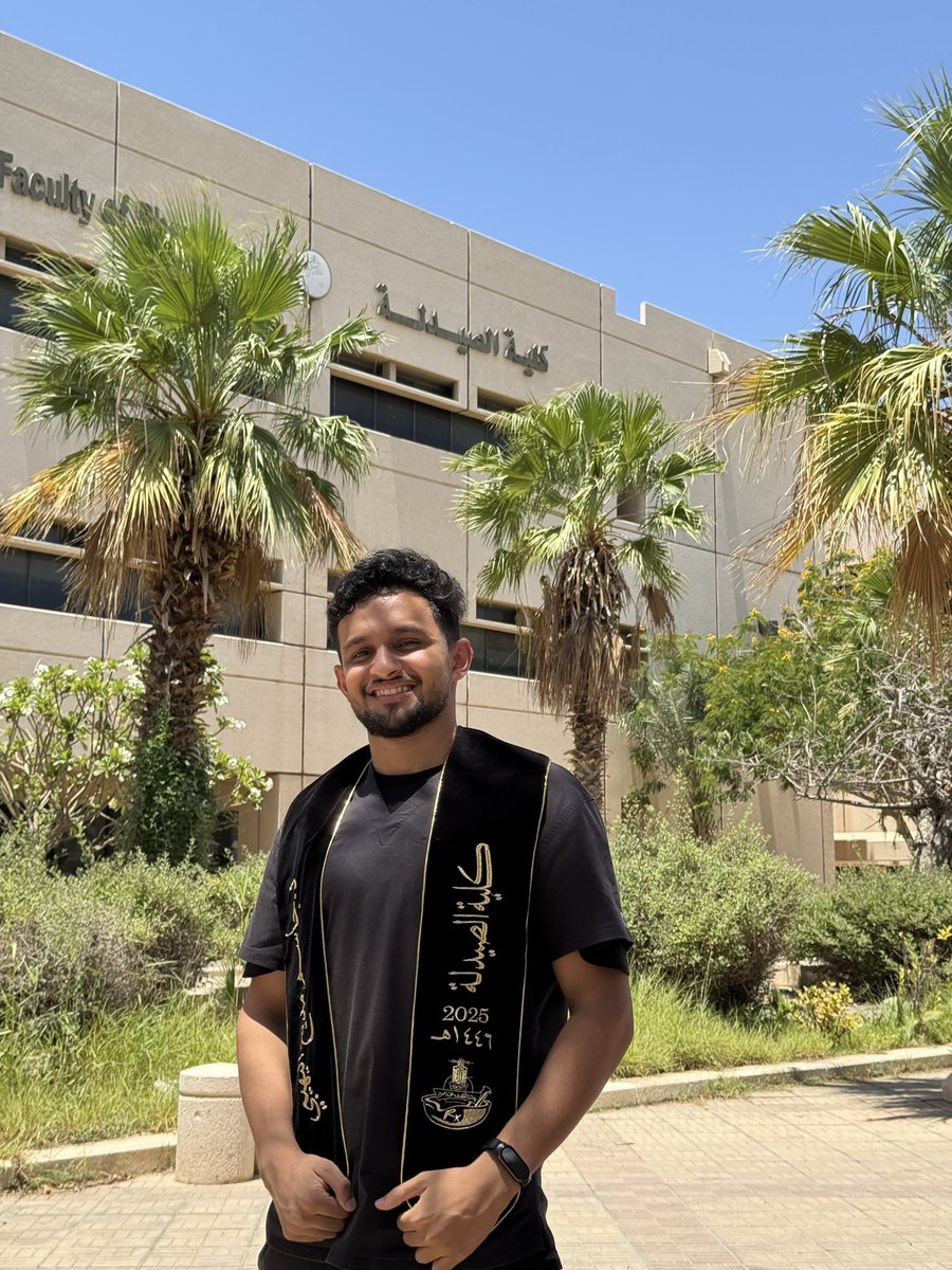 Jassim_yh's tweet photo. الحمدلله كما ينبغي لجلال وجهه وعظيم سلطانه ❤️
انتهت بفضل الله آخر سنة دراسية لي في كلية الصيدلة.
خمس سنوات من الاجتهاد والتحديات، كان الطريق طويلًا لكنه مليء بالدروس.
شكرًا لكل من ساندني في هذه الرحلة.
أسأل الله التوفيق في سنة الامتياز وما بعدها 🎓✨

5th year ✅ https://t.co/KSu3jAKKIk