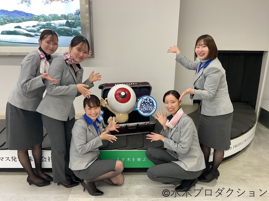 みなさま１週間お疲れ様でした☺❣
今週は米子鬼太郎空港で働く 、日ノ丸自動車株式会社 のグランドスタッフの方々をご紹介💁‍
/
米子鬼太郎空港には鬼太郎や様々な妖怪たちと写真を撮れるスポットがあります📷✨
ぜひ、会いに来てごしない😊
\
よい週末をお過ごしください💙
#米子空港