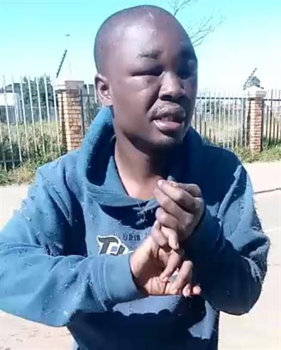 dailysunsa's tweet photo. Chained Tumelo flees church! ⛓️‍💥 
#ChainedMan #EtwatwaChurch #Assault 
https://t.co/kcILUyD0ol