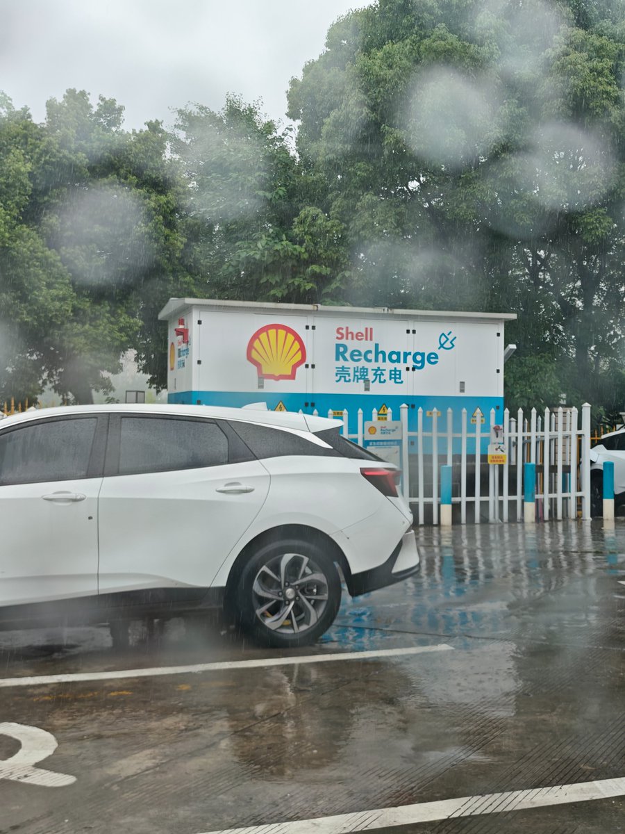 天要下雨，人要吃饭，车要充电🔋成都，今日雨