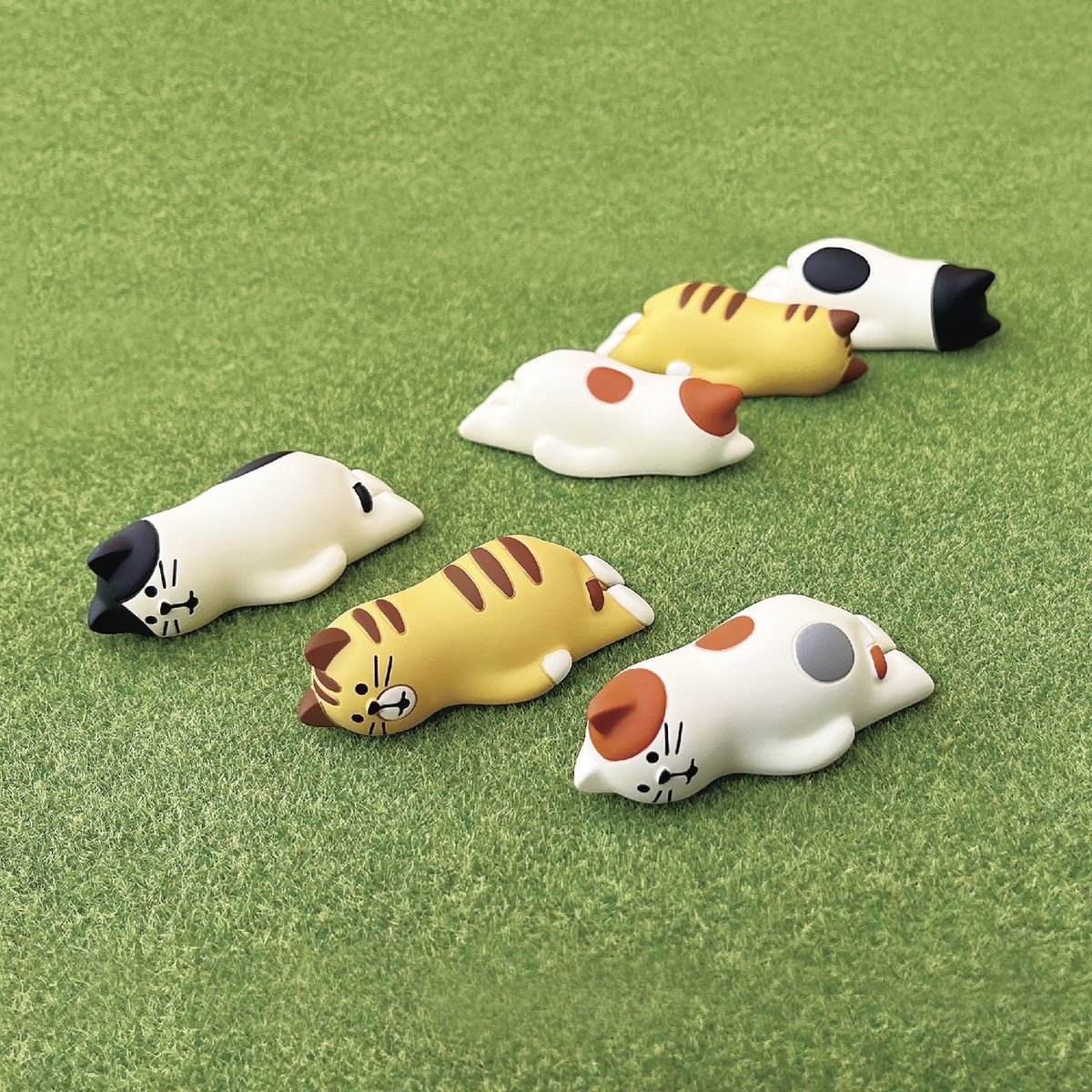 decolecorp_offl's tweet photo. 【2025SS新商品】

concombre うだうだねこのご紹介です♪
本の上、くつろぎのテーブル、お仕事のデスク…

いろいろなところで思い思いに、今日もうだうだ

暑くなってきて、一緒にうだうだしたい気分…💤 https://t.co/JVMKB2H9ou