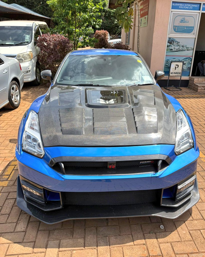 GittaMusa33's tweet photo. Escape the police as you disappear in thin air in the Nissan GT R it's an Automatic version with a petrol  engine.

#Note: Negotiable and do accept installments from 65%.

Costs: #Ugx 270M

WhatsApp +(256) 751 929633 https://t.co/Zk9iWN7JxB