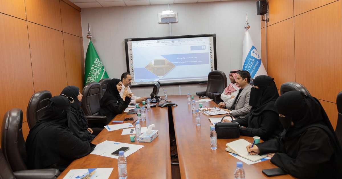 عقدت عمادة التطوير والجودة اجتماع مع عمادة التعاملات الإلكترونية والاتصالات، ومكتب المراقب المالي بالجامعة، بهدف دعم جهودهما في بناء دليل السياسات والإجراءات، وتضمن الاجتماع آليات بناء الدليل واستكمال النماذج المقررة مع استعراض لبعض السياسات والإجراءات وإجراءاتها التنفيذية