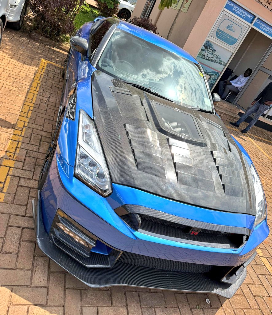 GittaMusa33's tweet photo. Escape the police as you disappear in thin air in the Nissan GT R it's an Automatic version with a petrol  engine.

#Note: Negotiable and do accept installments from 65%.

Costs: #Ugx 270M

WhatsApp +(256) 751 929633 https://t.co/Zk9iWN7JxB