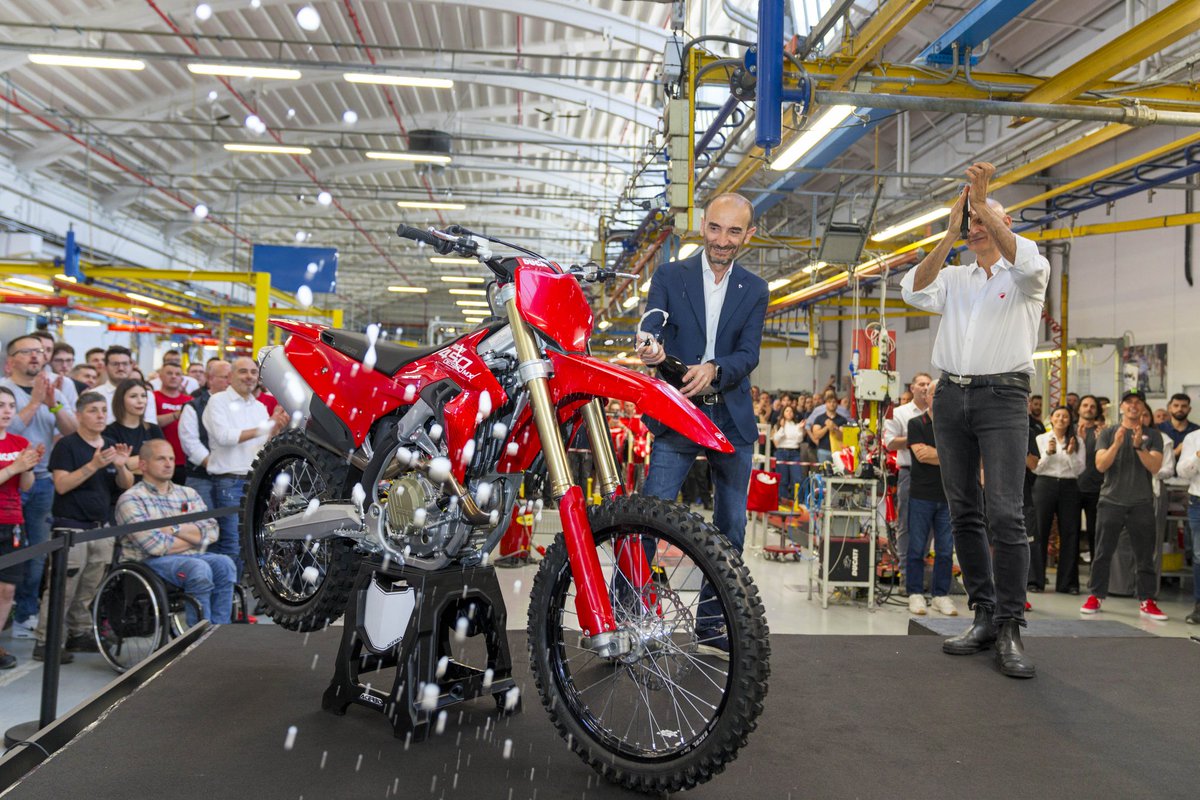 Ducati Makes History: Production Begins on the Desmo450 MX, the First Ducati Motocross Bike.

Today marks a milestone for Ducati as the first Desmo450 MX rolls off the production line in Borgo Panigale. 

Discover more at ducat.it/Desmo450MX

#Desmo450MX