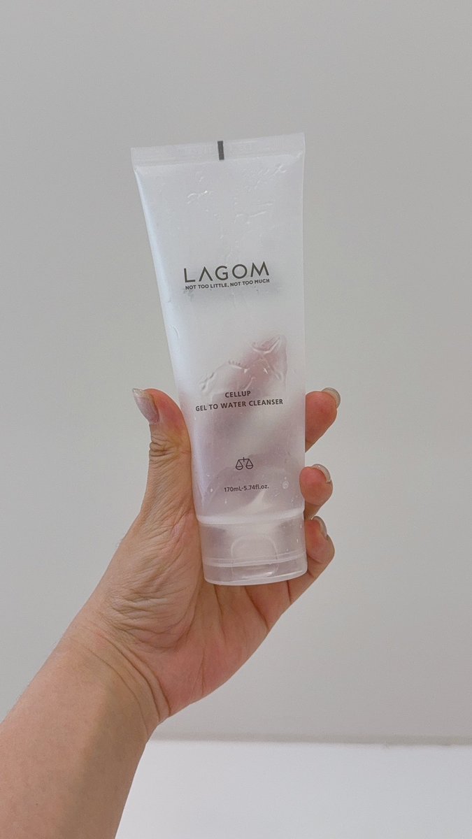 초특급악건성인은 이것을 쓰면 됨. 
여드름 안 남, 땡겨 죽음, 기미 좀 있음. 남들은 내 피부 좋다는데 난 주름져서 서터레스임. 이런 분덜은 이런 젤클 쓰시길!!
거품 안 나고 이게 뭐 씻기는거여? 싶은데 맞음. 수부지여드름민감노화 다 하는 나는 아침에 가끔 씀. (세수 잘 안 함 이슈)