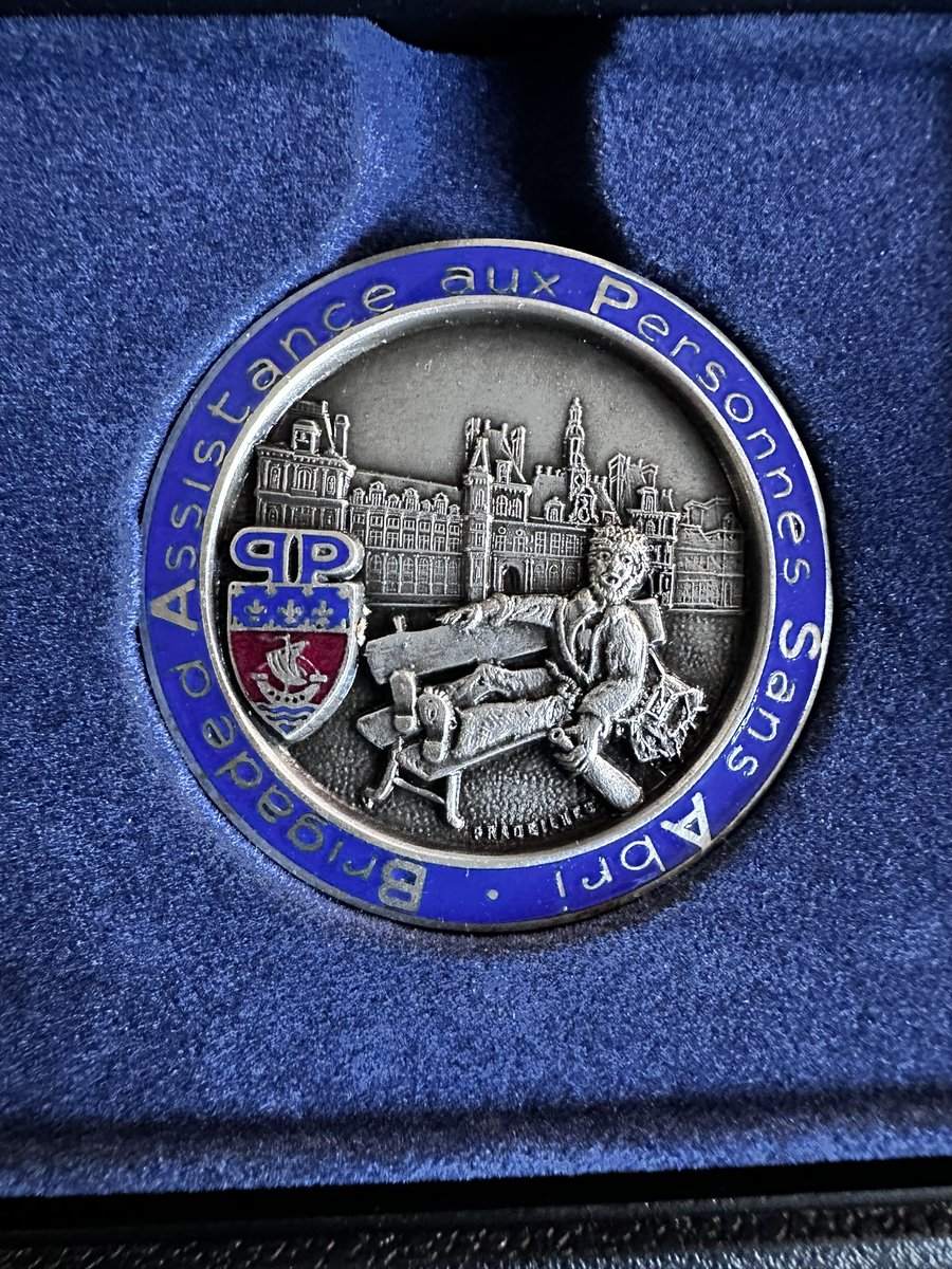 Fraternité Police (@fraternitepolic) on Twitter photo Le président de Fraternité Police a été reçu par la #BAPSA <a href="/prefpolice/">Préfecture de Police</a> ! Il a été honoré de recevoir la médaille du service en remerciement de l’investissement des bénévoles de notre association dans les #MaraudesBleues ! Le président de Fraternité Police a été reçu par la #BAPSA <a href="/prefpolice/">Préfecture de Police</a> ! Il a été honoré de recevoir la médaille du service en remerciement de l’investissement des bénévoles de notre association dans les #MaraudesBleues !